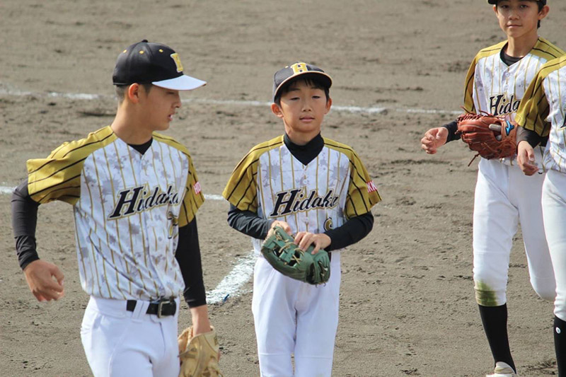 攻守でチームを救った外野陣、左から山道、五十嵐、阿部（日高選抜）