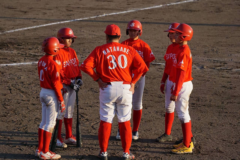 ピンチの場面で渡辺監督の話に耳を傾ける札幌選抜の選手たち
