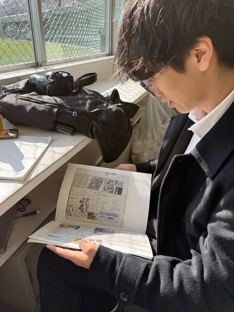 過去の記事を見直す岡村さん