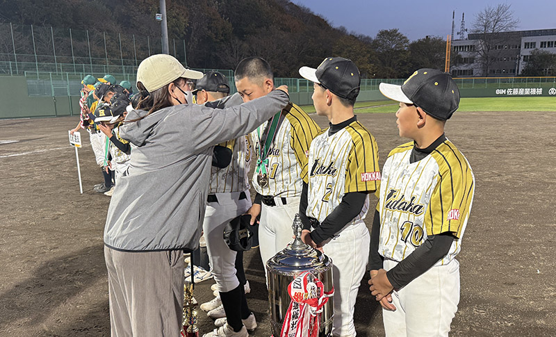 保護者からメダルを授与される日高選抜の選手たち