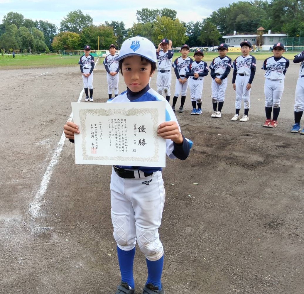 優勝の賞状を手にする留萌ドリームスの主将