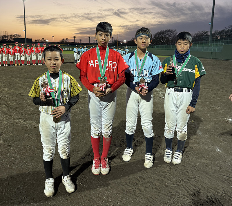 優秀選手賞・左から佐々木、上居、三好、宮本
