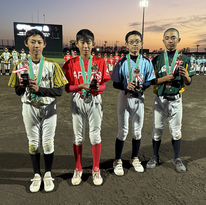 敢闘賞・左から阿部、羽賀、真貝、小玉